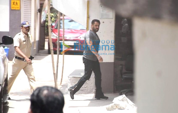 photos salman khan snapped outside his residence 1