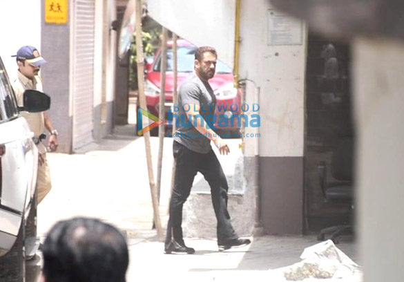 photos salman khan snapped outside his residence 3