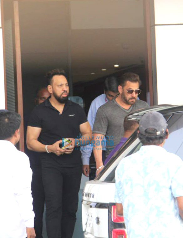 photos salman khan spotted at kalina airport 2 4