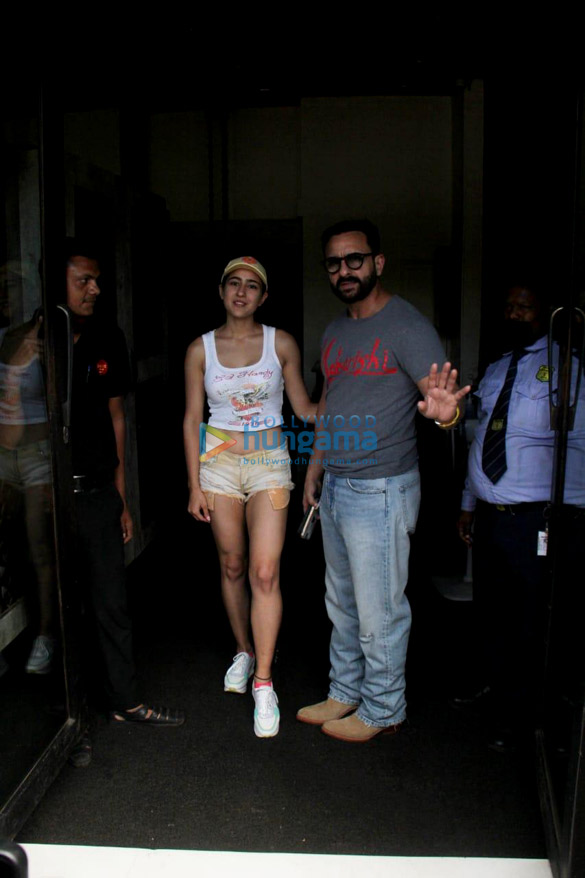 photos sara ali khan and saif ali khan spotted in bandra 1