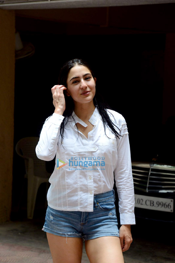 photos sara ali khan snapped in santacruz 1 2