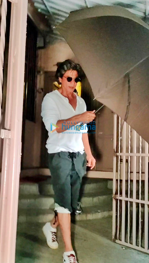 Photos: Shah Rukh Khan spotted at a dubbing studio in Bandra Photos: Shah Rukh Khan spotted at a dubbing studio in Bandra