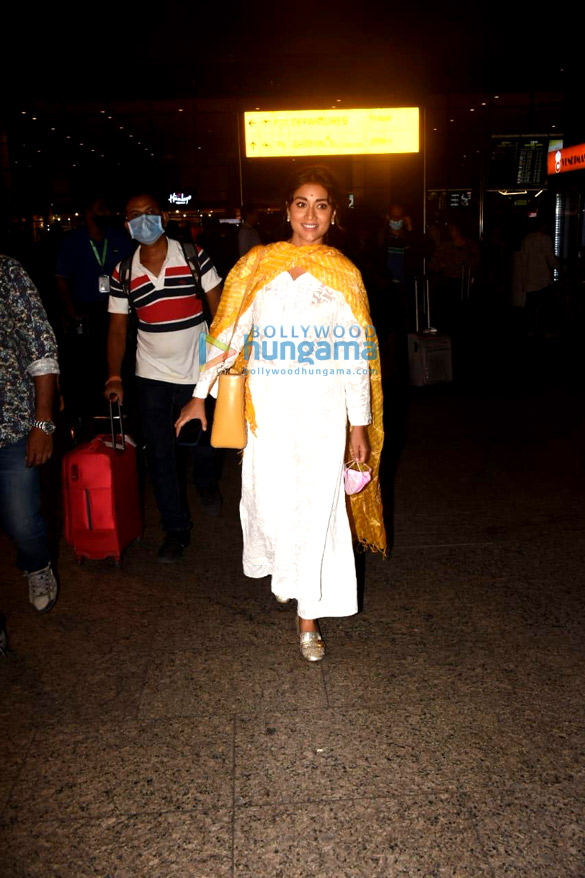 photos shriya saran giorgia andriani and sonu sood snapped at the airport 1