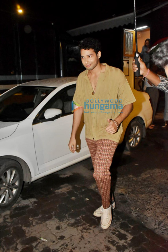 Photos: Siddhant Chaturvedi and Ananya Panday snapped on the sets of Kho Gaye Hum Kahan Photos: Siddhant Chaturvedi and Ananya Panday snapped on the sets of Kho Gaye Hum Kahan