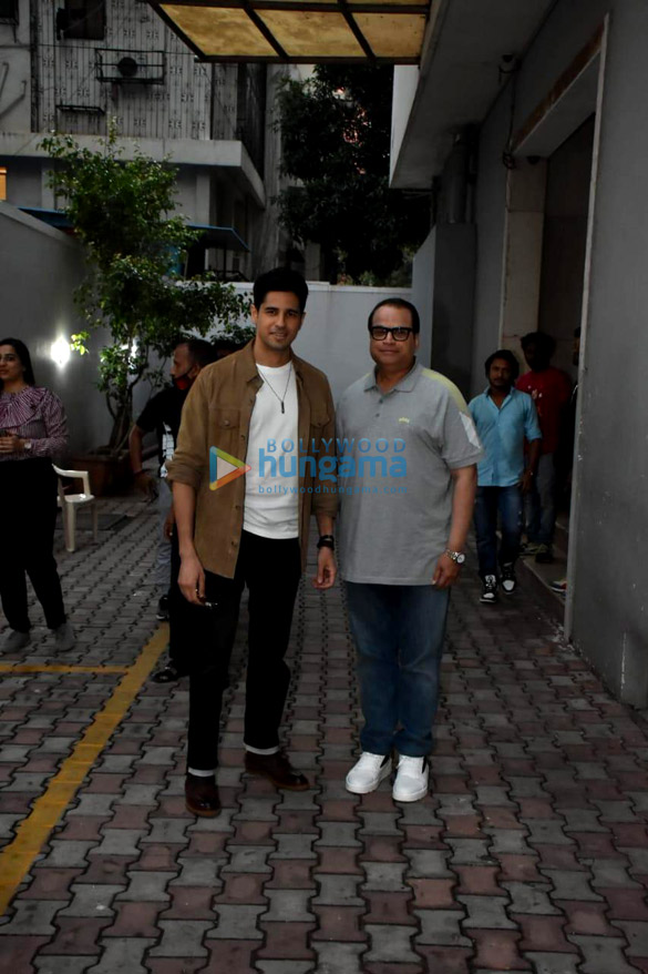 photos sidharth malhotra spotted with ramesh s taurani outside the film producers office in khar 1