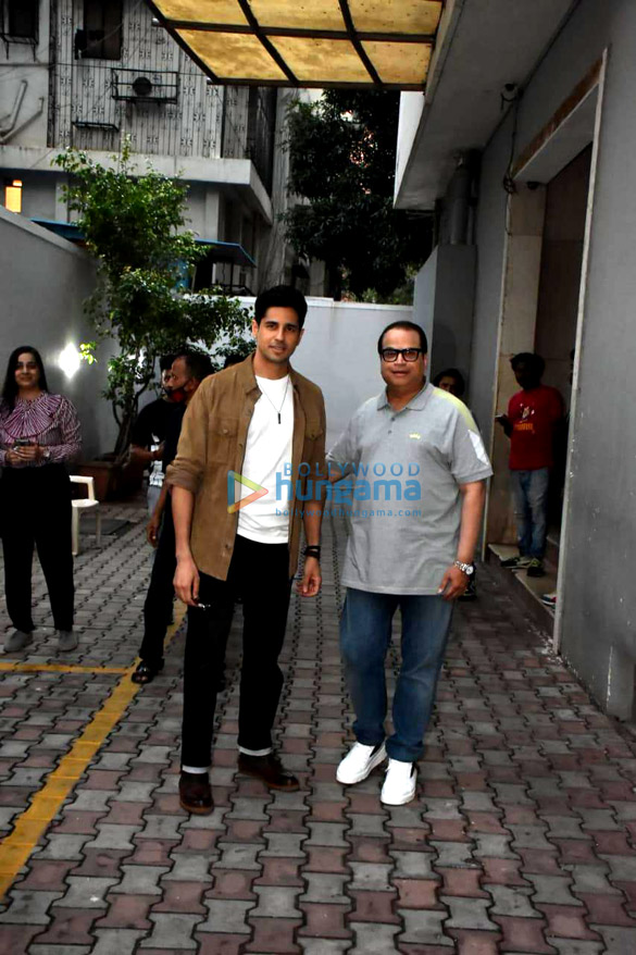 Photos: Sidharth Malhotra spotted with Ramesh S Taurani outside the film producer’s office in Khar Photos: Sidharth Malhotra spotted with Ramesh S Taurani outside the film producer’s office in Khar
