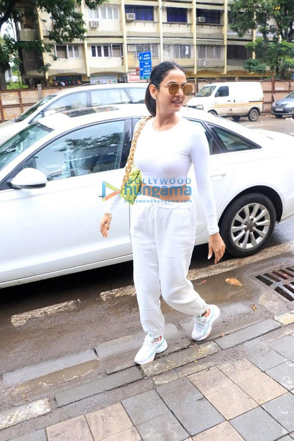 photos sonal chauhan spotted in bandra 4 2