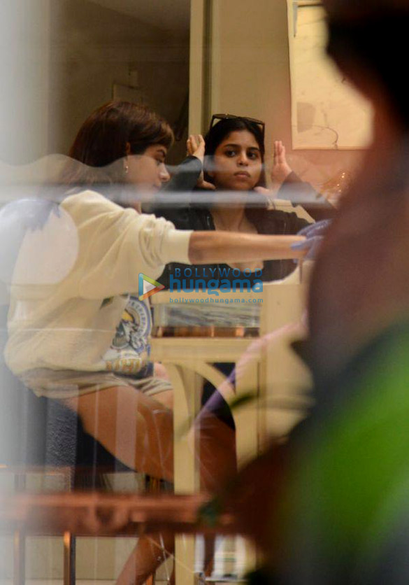 photos suhana khan and khushi kapoor snapped at a salon in bandra 3