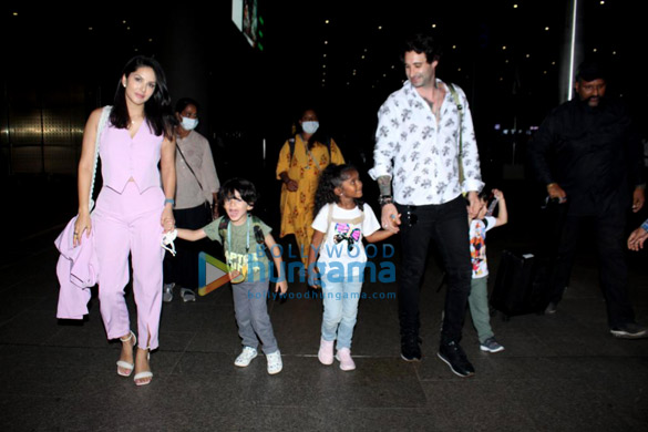 photos sunny leone snapped at the airport 3 5