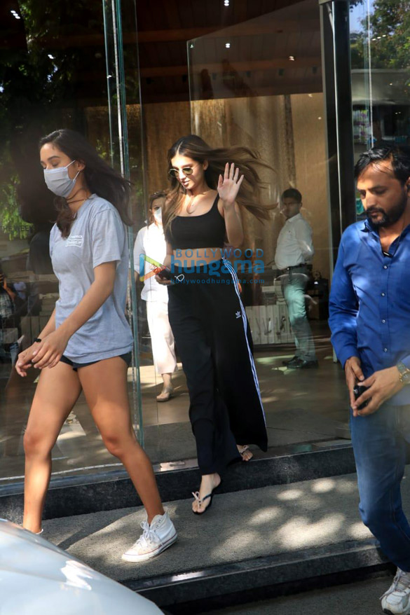 photos tara sutaria and her sister pia sutaria snapped in bandra 3
