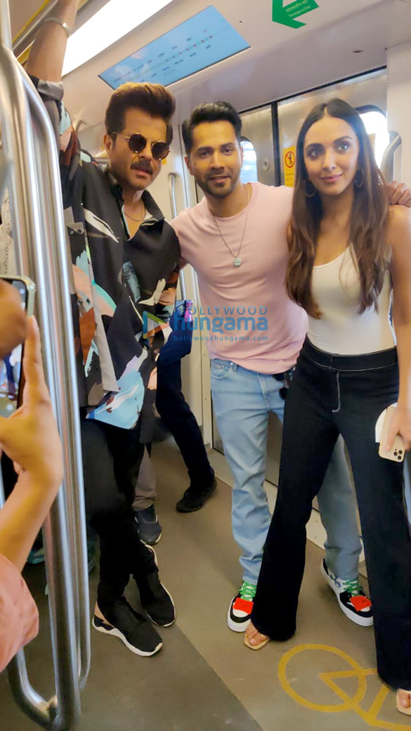 photos varun dhawan kiara advani and anil kapoor travel by mumbai metro amidst jugjugg jeeyo promotions 4