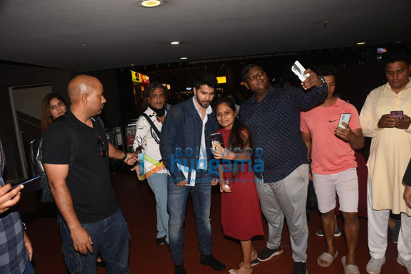 photos varun dhawan snapped at the airport 4 2