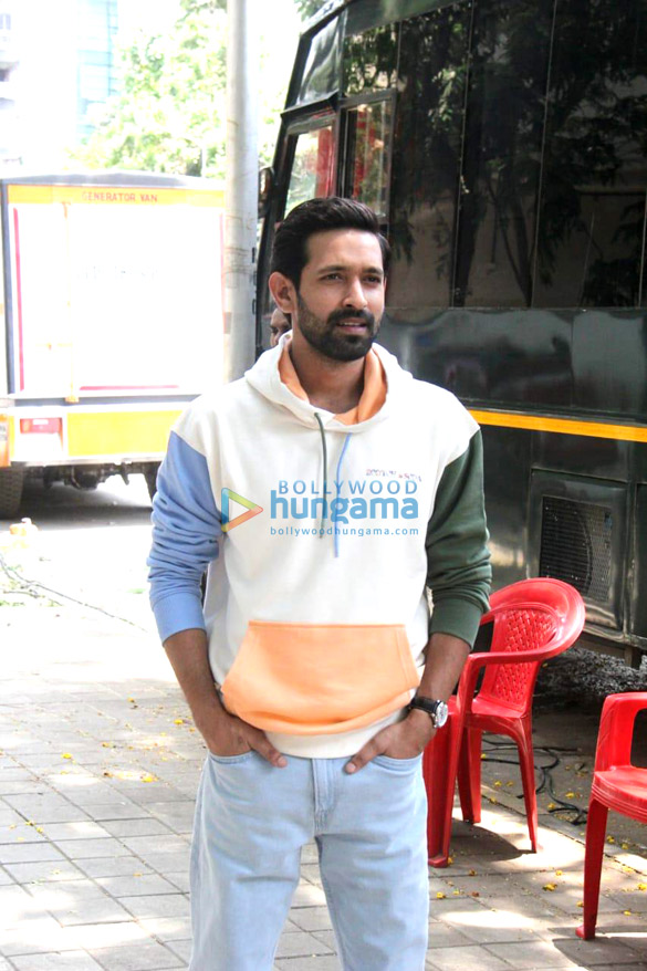 photos vikrant massey spotted in khar while shooting for an ad 2