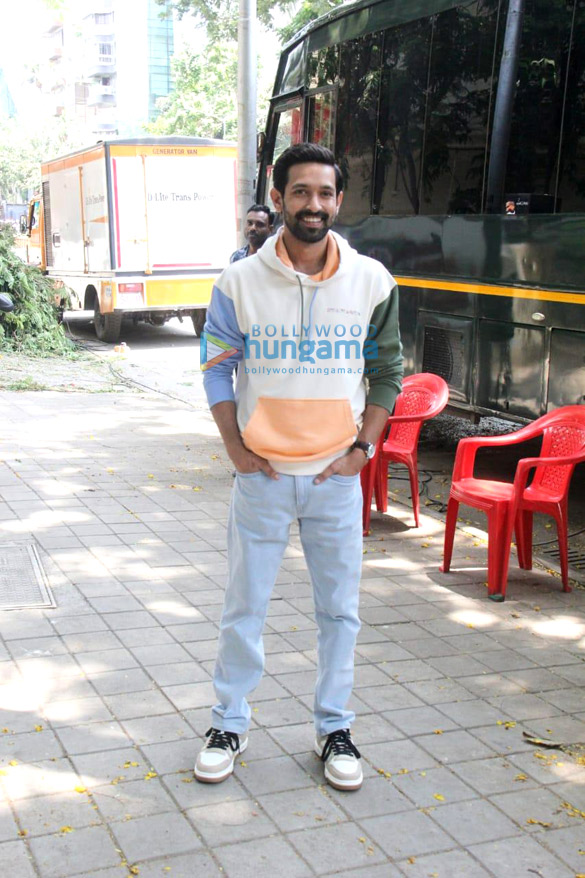 photos vikrant massey spotted in khar while shooting for an ad 3