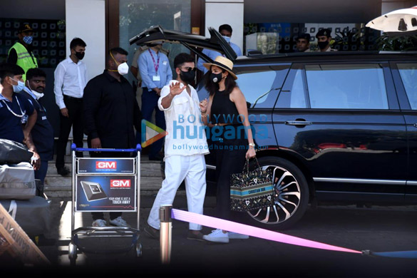 photos virat kohli and anushka sharma spotted at kalina airport 3