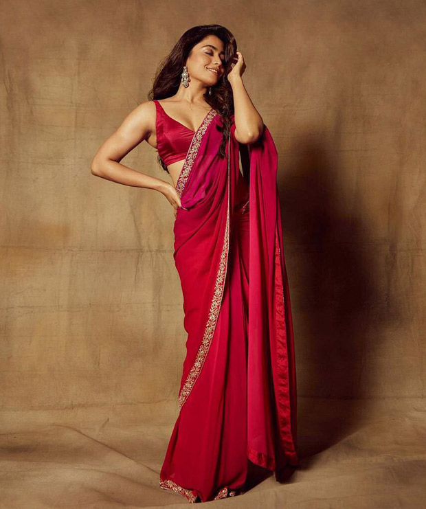 Rashmika Mandanna is a desi girl in a beautiful dual toned pink saree, poses in latest photo-shoot Rashmika Mandanna is a desi girl in a beautiful dual toned pink saree, poses in latest photo-shoot