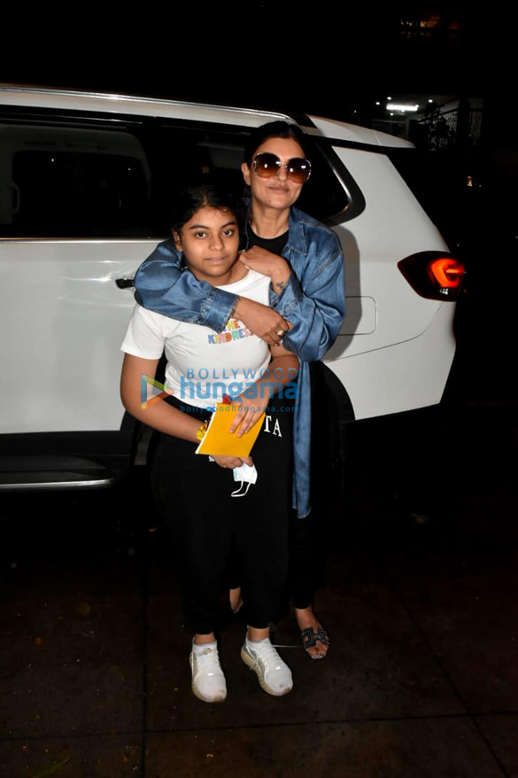 Photos: Sushmita Sen spotted with her daughter in Bandra Photos: Sushmita Sen spotted with her daughter in Bandra