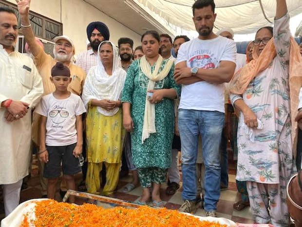 Randeep Hooda fulfills the promise to Dalbir Kaur, sister of Sarabjit Singh; performs her final rituals