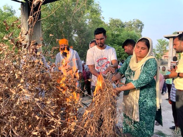 Randeep Hooda fulfills the promise to Dalbir Kaur, sister of Sarabjit Singh; performs her final rituals