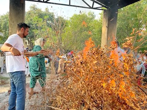 Randeep Hooda fulfills the promise to Dalbir Kaur, sister of Sarabjit Singh; performs her final rituals