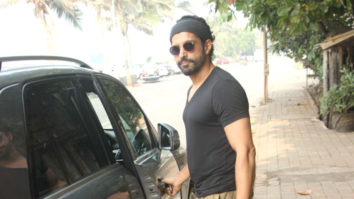Farhan Akhtar waves at paps