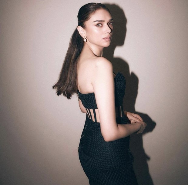 Aditi Rao Hydari looks bewitching in black body-con corset dress worth Rs. 38,291 for an award show Aditi Rao Hydari looks bewitching in black body-con corset dress worth Rs. 38,291 for an award show