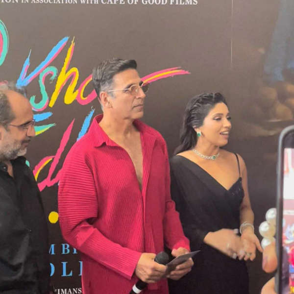 Akshay Kumar Sings ‘Baar Baar Din Yeh Aaye’ On Bhumi Pednekar’s ...