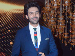 Kartik Aaryan enjoys with cameramen