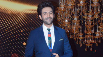 Kartik Aaryan enjoys with cameramen