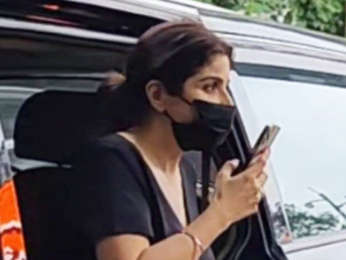 Maheep Kapoor waves her hand as she poses for paps Maheep Kapoor waves her hand as she poses for paps