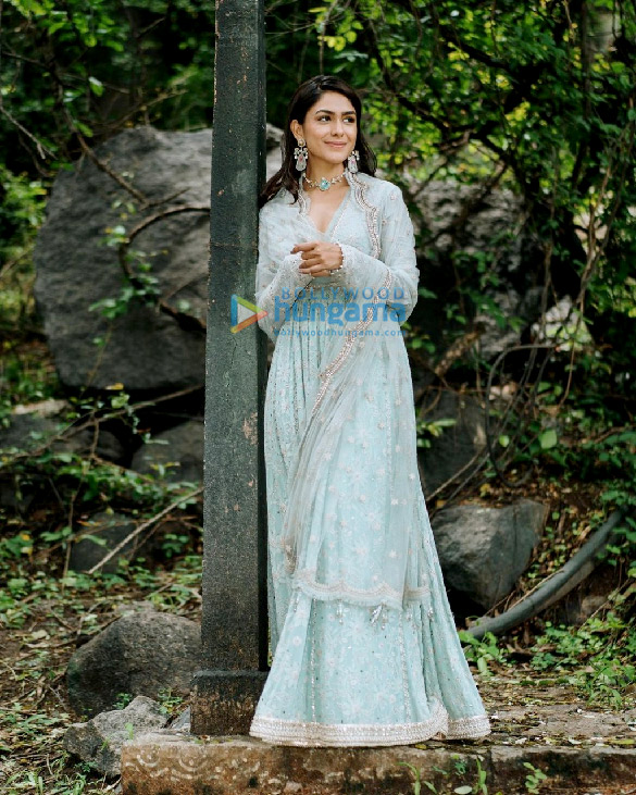mrunal thakur 1 64