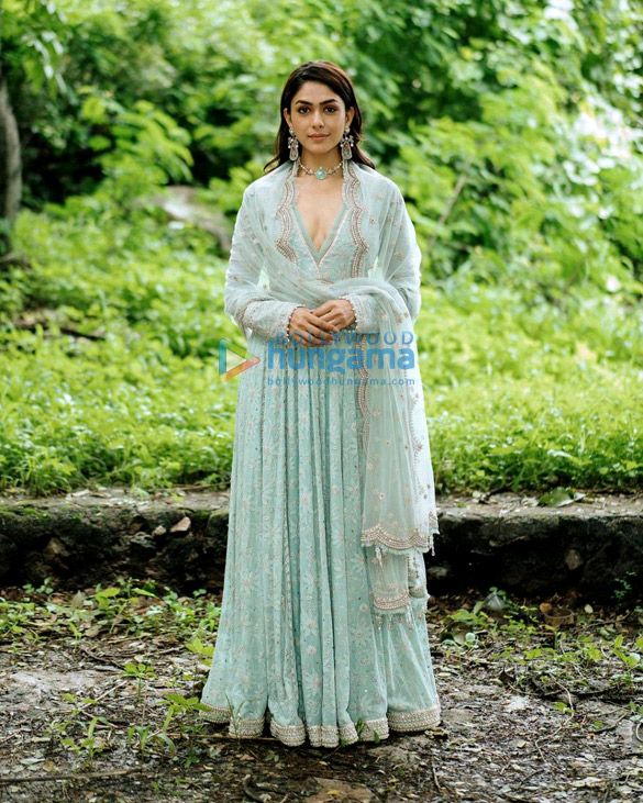mrunal thakur 3 44