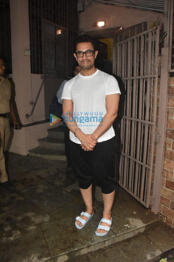 Photos: Aamir Khan snapped at a dubbing studio in Bandra Photos: Aamir Khan snapped at a dubbing studio in Bandra