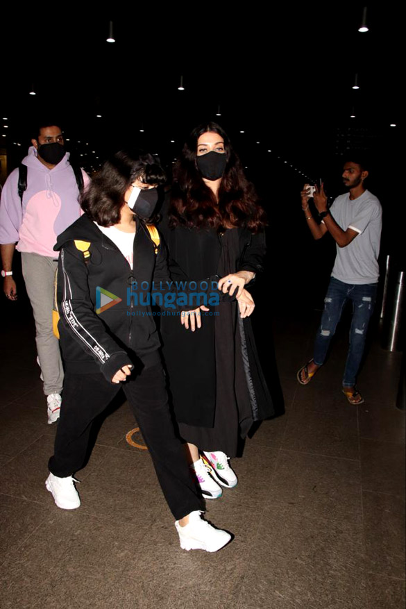 Aishwarya Rai Bachchan spotted at airport in ballroom gown - Entertainment  - Emirates24