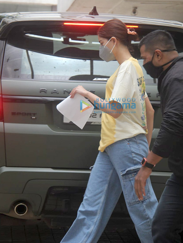 photos ananya panday snapped outside hinduja hospital in khar 2