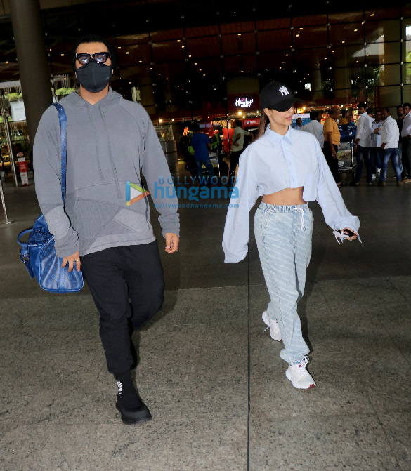 Photos: Arjun Kapoor, Malaika Arora and others snapped at the airport Photos: Arjun Kapoor, Malaika Arora and others snapped at the airport