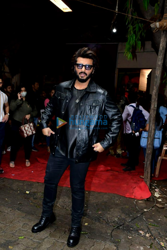 photos arjun kapoor tejaswi prakash and simba nagpal snapped promoting their film ek villain returns on the sets of naagin 6 1