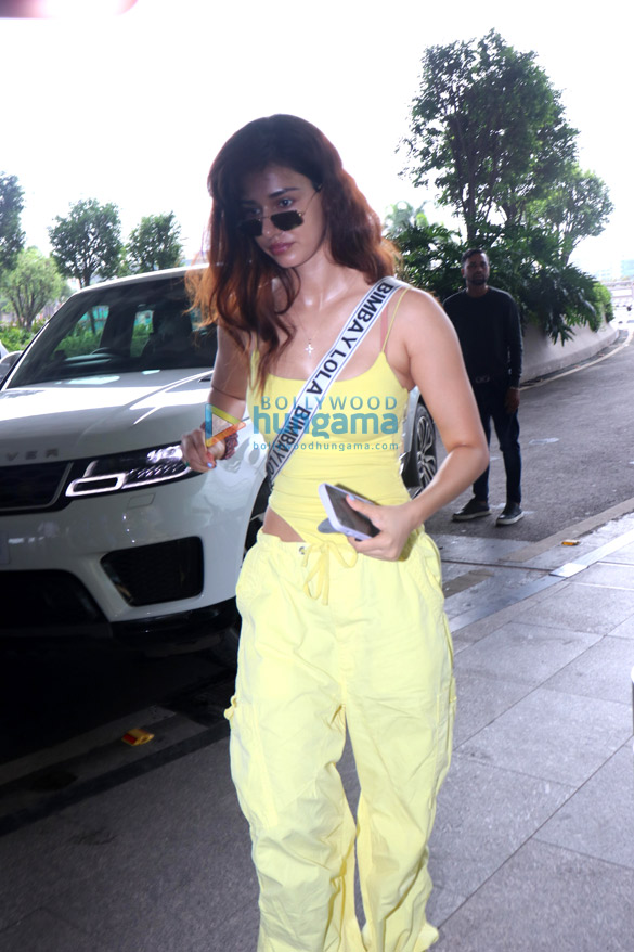 photos arjun kapoor and disha patani snapped at the airport 4