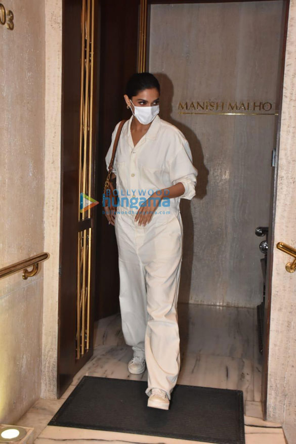 photos deepika padukone snapped at manish malhotras house in bandra 5