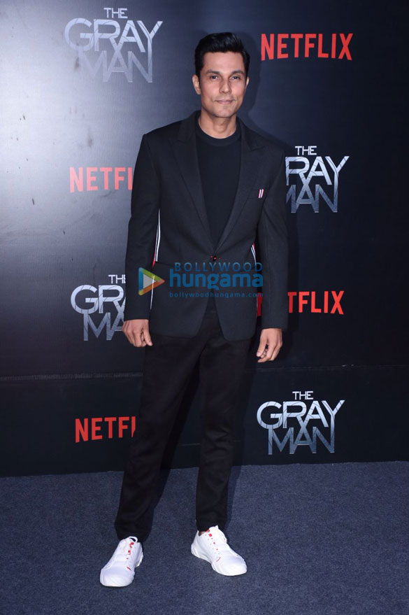 photos dhanush the russo brothers and other celebs attend the premiere of the gray man 10