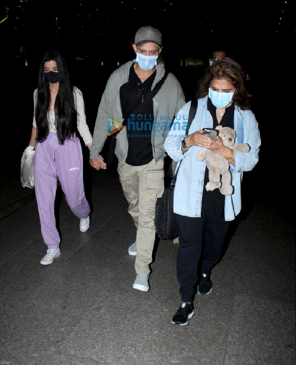 photos hrithik roshan saba azad and manushi chhillar snapped at the airport 1