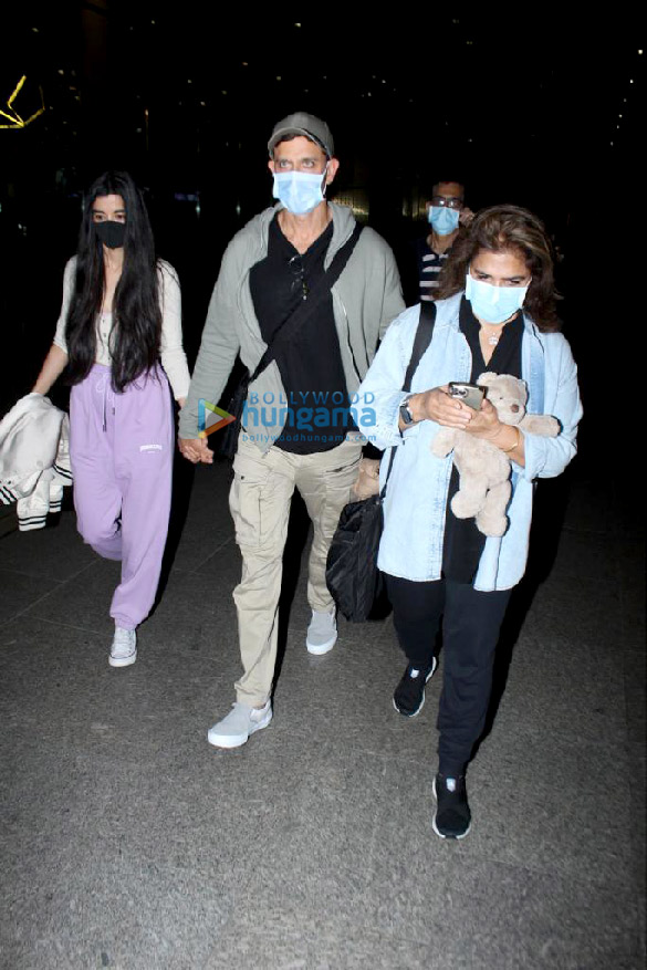 Photos: Hrithik Roshan, Saba Azad and Manushi Chhillar snapped at the airport Photos: Hrithik Roshan, Saba Azad and Manushi Chhillar snapped at the airport