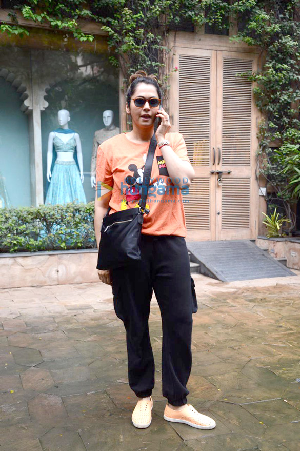 photos isha koppikar snapped in bandra 2