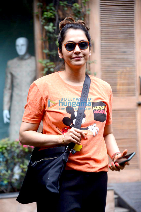 photos isha koppikar snapped in bandra 3