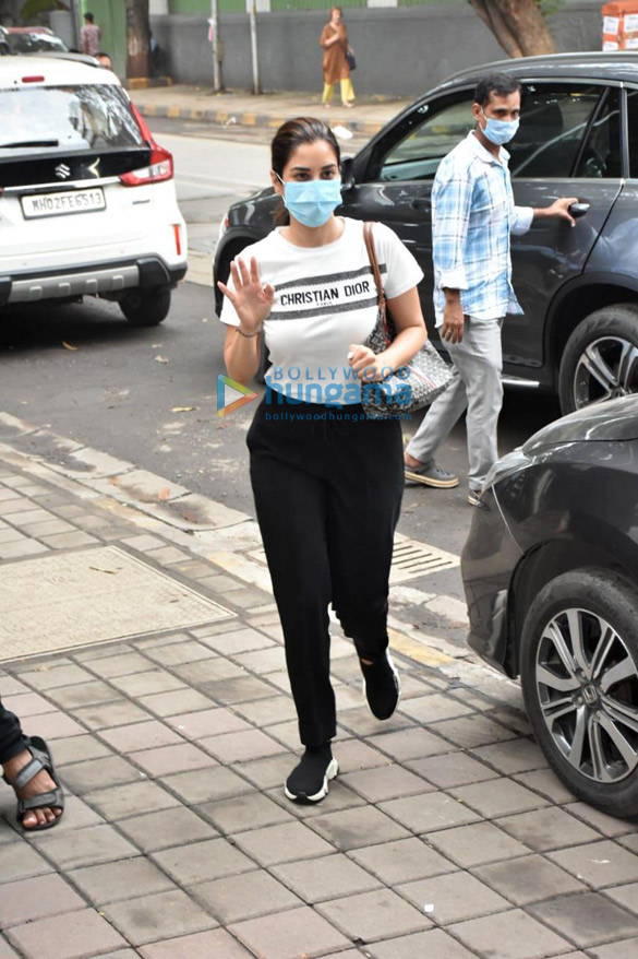 photos kangana ranaut and sophie choudry snapped at a salon in bandra 3