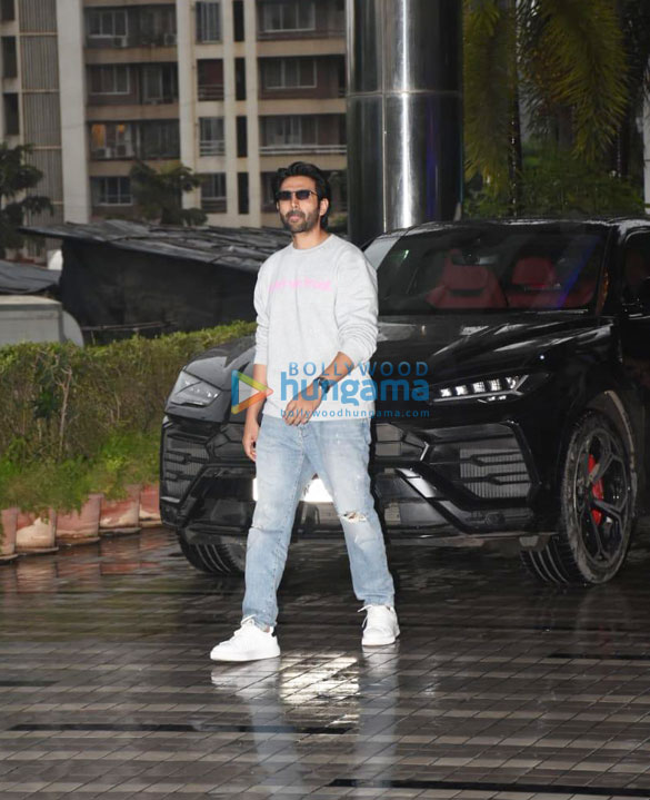 photos kartik aaryan snapped posing near his lamborghini urus 5