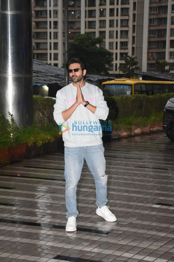 photos kartik aaryan snapped posing near his lamborghini urus 6