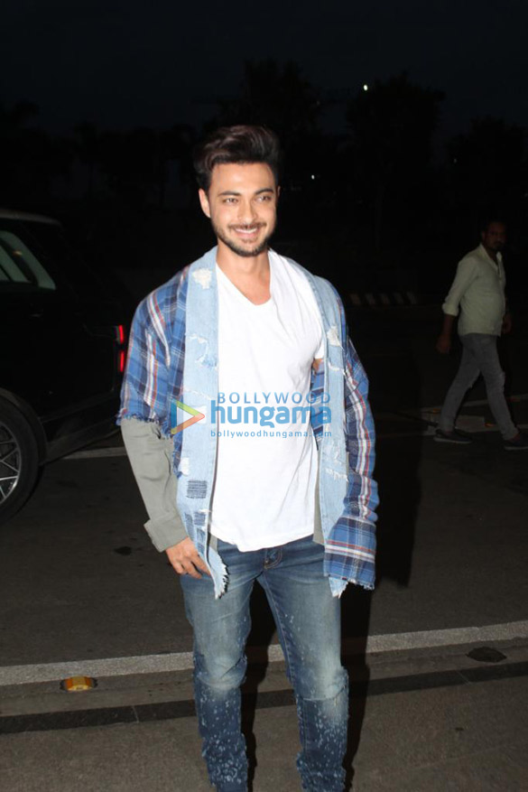 photos kiara advani sanjana sanghi and others snapped at the airport 555 1