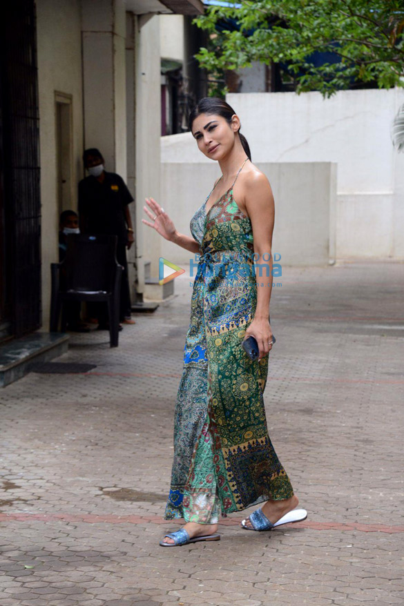 photos mouni roy snapped in khar 1 2