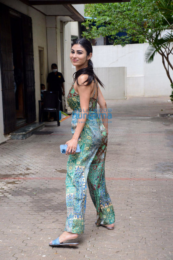photos mouni roy snapped in khar 2 2
